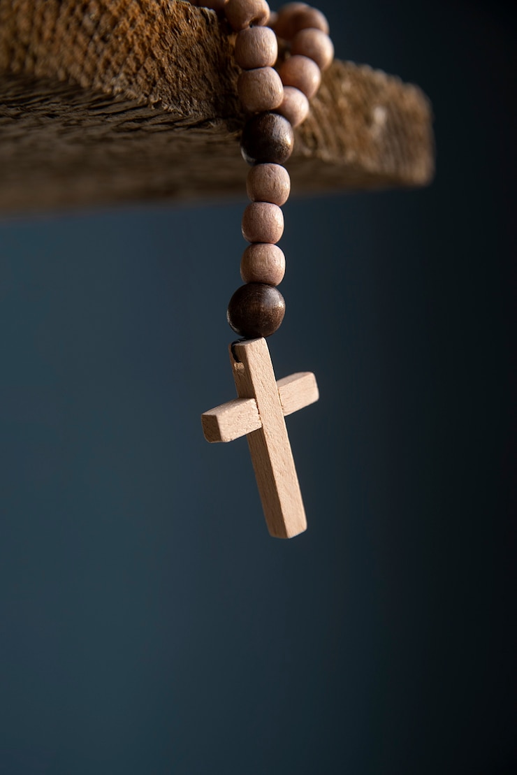 Foto grátis natureza morta de crucifixo com contas