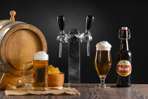 Foto grátis natureza morta de elementos de fabricação de cerveja