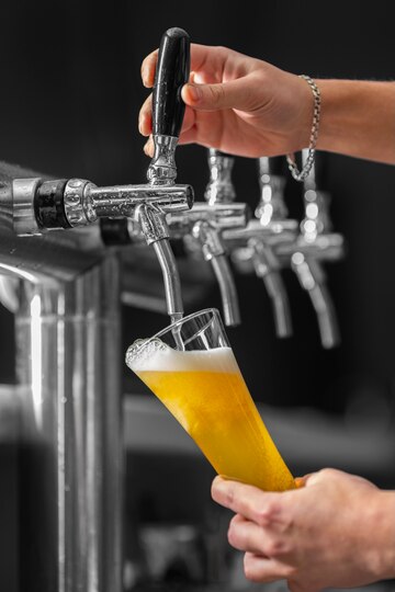 sommelier servindo em taça especial