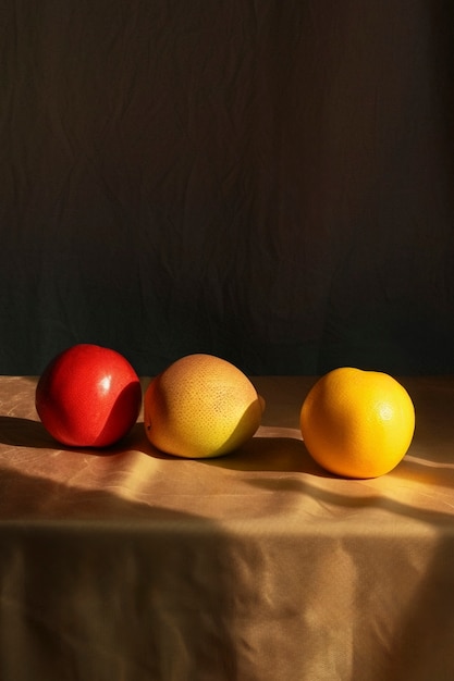 Natureza morta de frutas em toalha de mesa