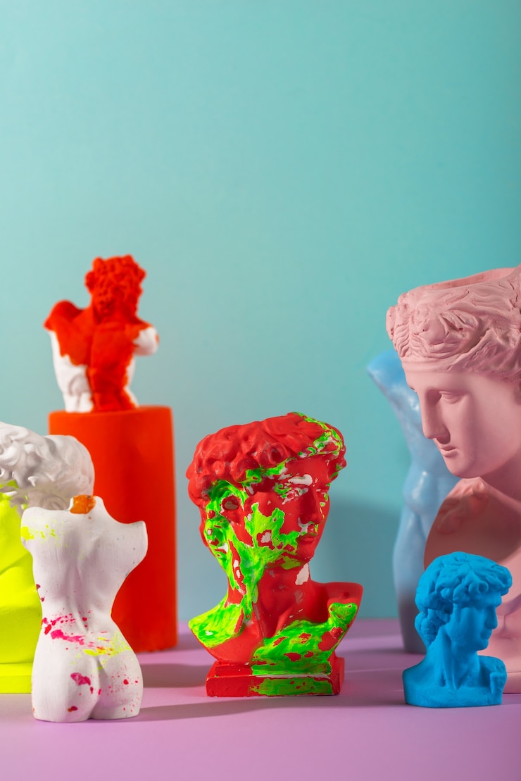 Foto grátis natureza morta de pequenos objetos decorativos com cores vivas