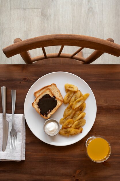 Foto grátis natureza morta de receita com banana de plátano