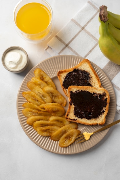 Foto grátis natureza morta de receita com banana de plátano