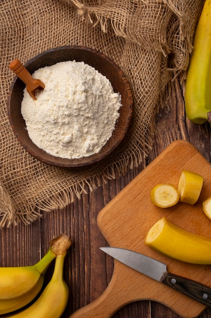 Foto grátis natureza morta de receita com banana de plátano