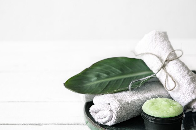 Natureza morta de spa com cuidados orgânicos da pele, folhas naturais e toalhas. O conceito de beleza e cosméticos orgânicos.