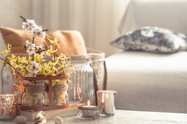 natureza morta flores com objetos decorativos na sala de estar