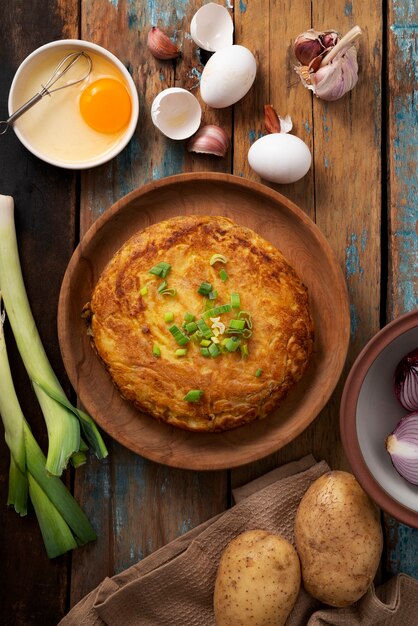 Foto grátis natureza morta plana e deliciosa tortilla espanhola