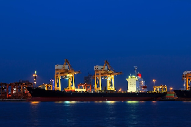 Foto grátis navio de carga de contêiner no crepúsculo do porto