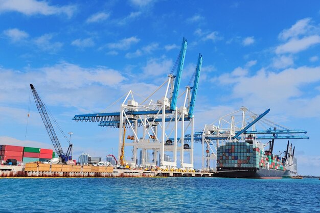 Navio de carga no porto de Miami