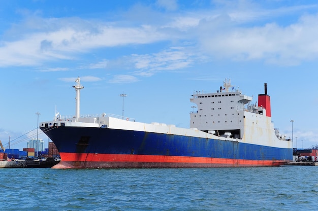 Navio de carga no porto de Miami