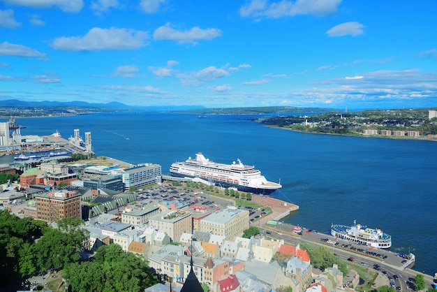 Navio de cruzeiro e edifícios antigos da cidade baixa com céu azul na cidade de Quebec.