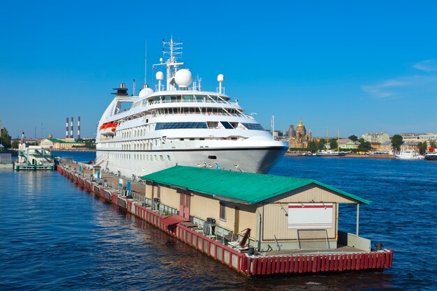 navio de cruzeiro em São Petersburgo