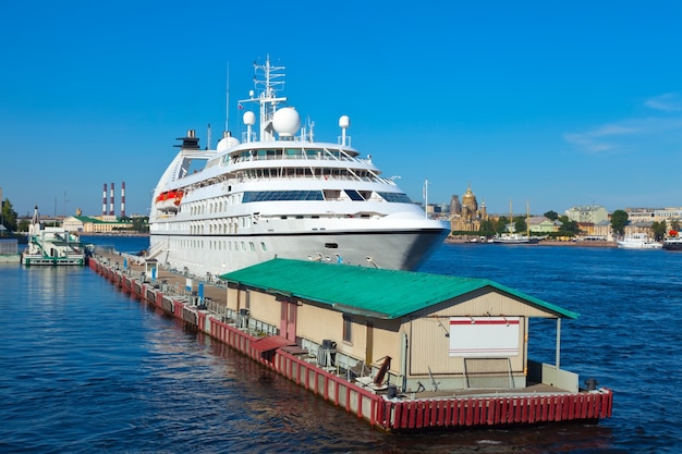 navio de cruzeiro em São Petersburgo