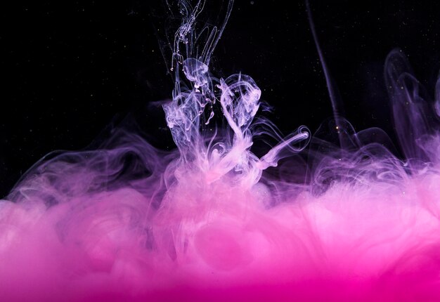 Neblina rosa abstrata em líquido escuro