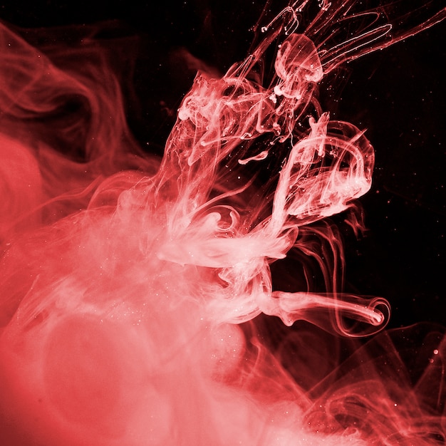 Neblina vermelha abstrata em líquido escuro