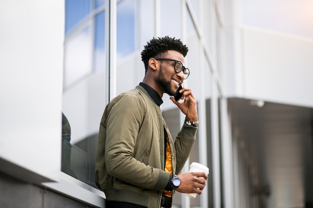 Negócio africano empresário americano feliz