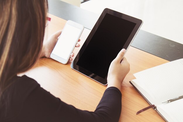 Negócio de trabalho freelancer adolescente em tablet.