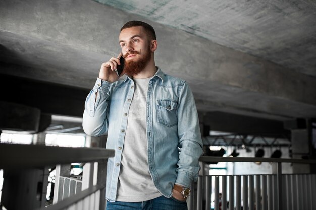 Negócio jovem em linha que estuda o adulto