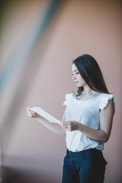 Foto grátis negócio, mulher, leitura, papel