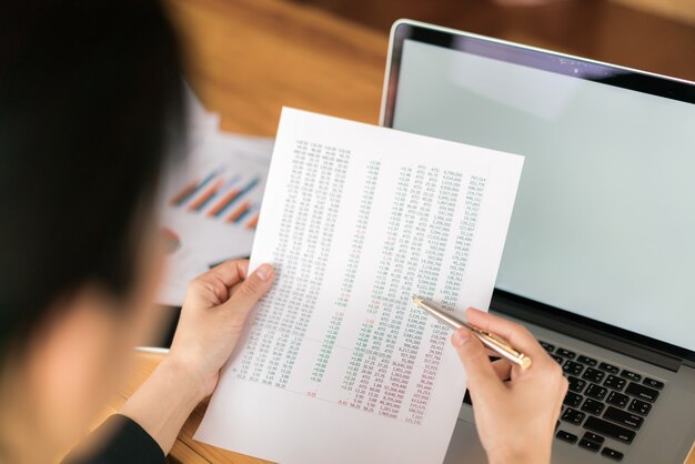 Negócio, mulher, mão, financeiro, gráficos, laptop, tabela