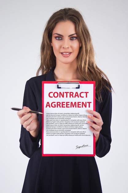Negócio, mulher, mostrando, escrito, contrato, acordo, prancheta