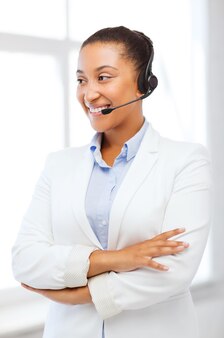 Negócios, comunicação e call center - operador africano de linha de apoio com fones de ouvido
