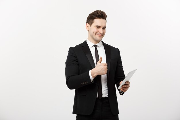 Negócios, comunicação, tecnologia moderna e conceito de escritório - buisnessman sorridente com computador tablet aparecendo os polegares. Isolado sobre fundo branco