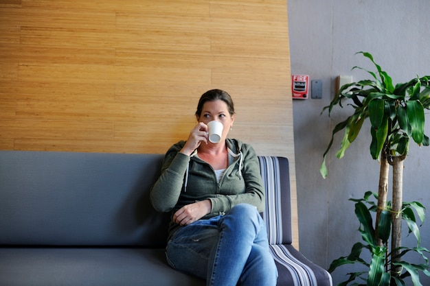Negócios de inicialização beber café durante o tempo de pausa de escritório