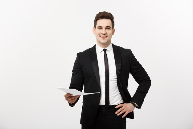 Negócios e conceito de trabalho: homem elegante de terno segurando currículo para contratação de trabalho no interior branco brilhante.