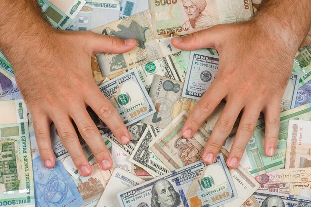 Negócios e contabilidade conceito plana leigos. homem colocando as mãos em dinheiro.
