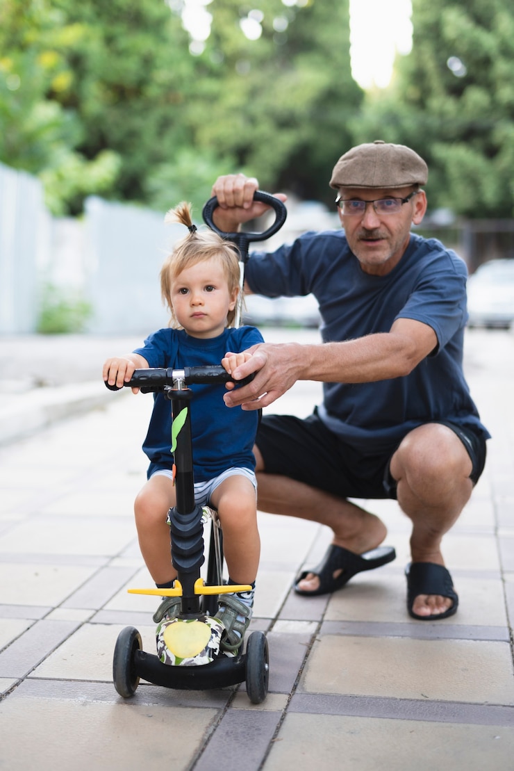 Foto grátis neto com avô andando de bicicleta
