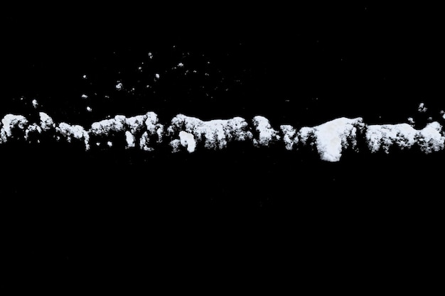 Neve branca isolada em um fundo preto. elementos de inverno para design. foto de alta qualidade