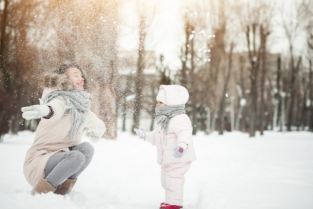 Neve família mãe natureza criança