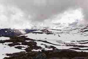 Foto grátis neve fica antes do rock azul na noruega