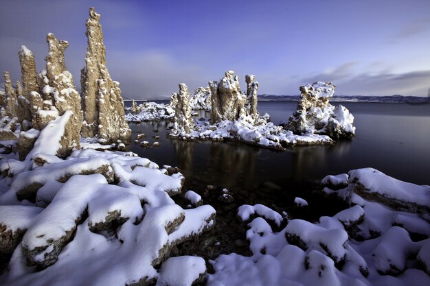 Neve no lago Mono ao entardecer