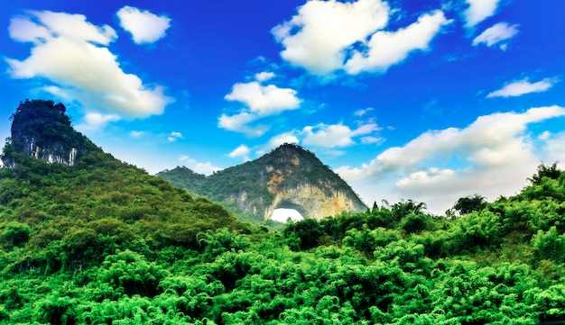 Névoa famosa da colina da viagem da reflexão da paisagem