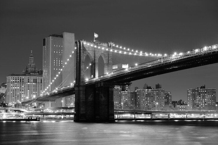 Foto grátis new york city brooklyn bridge preto e branco com skyline do centro sobre east river.