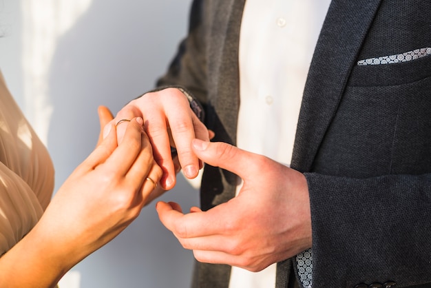 Foto grátis newlyleds trocando anel