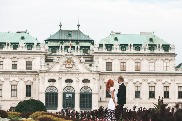 Newlyweds admirando um edifício clássico