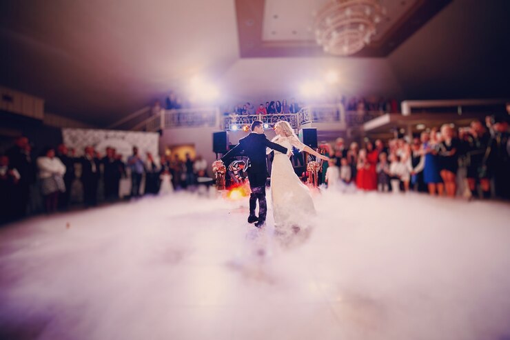 Foto grátis newlyweds em sua primeira dança