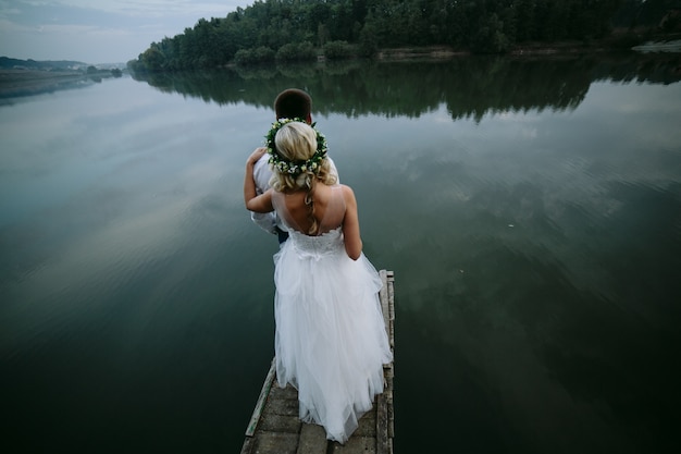 Foto grátis newlyweds em uma passarela de madeira