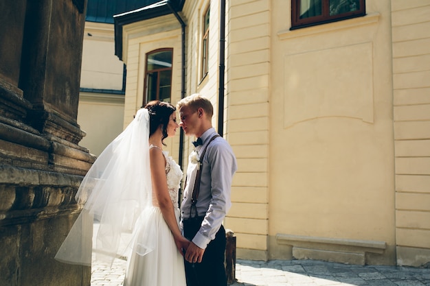 Newlyweds olhando para o outro antes de beijar