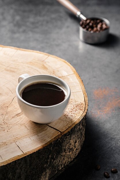 Ângulo alto da xícara de café na placa de madeira