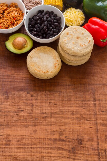 Ângulo alto de arepas com ingredientes de recheio