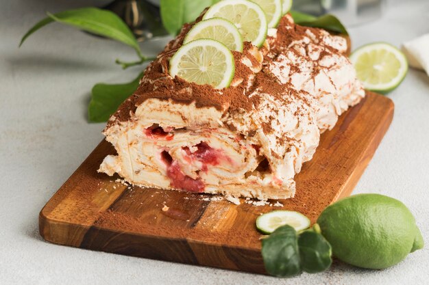 Ângulo alto de delicioso pão e limão