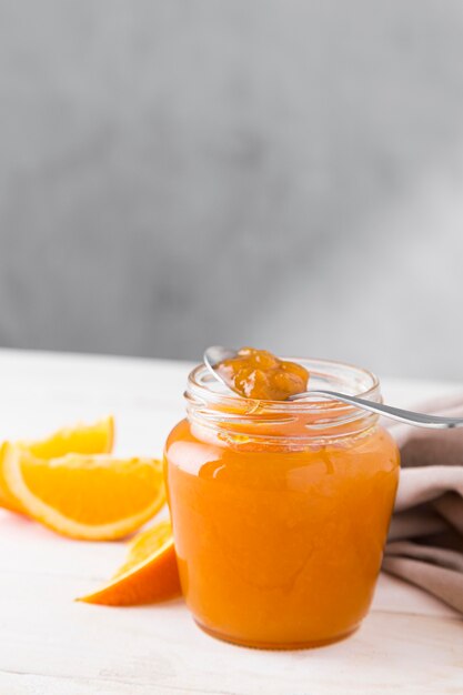 Ângulo alto de geléia de laranja em frasco de vidro