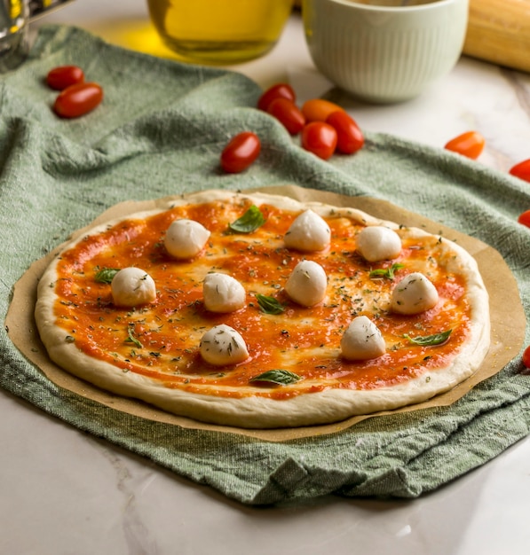 Ângulo alto de pizza com mussarela e tomate