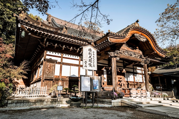 Ângulo baixo do tradicional templo japonês de madeira