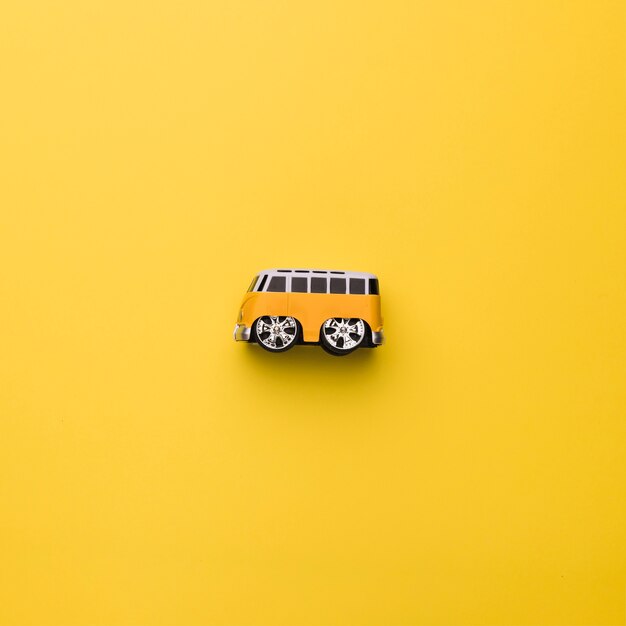 Ônibus de brinquedo em fundo laranja