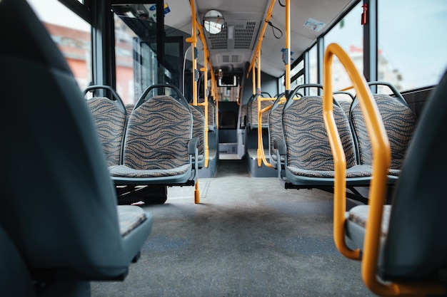 Ônibus público sem pessoas durante a epidemia mundial COVID19